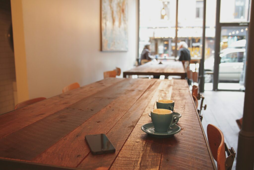 Table de conversation dans un café de Madrid